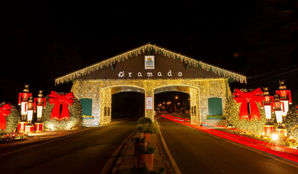 Pórtico de Gramado iluminado no Natal Luz